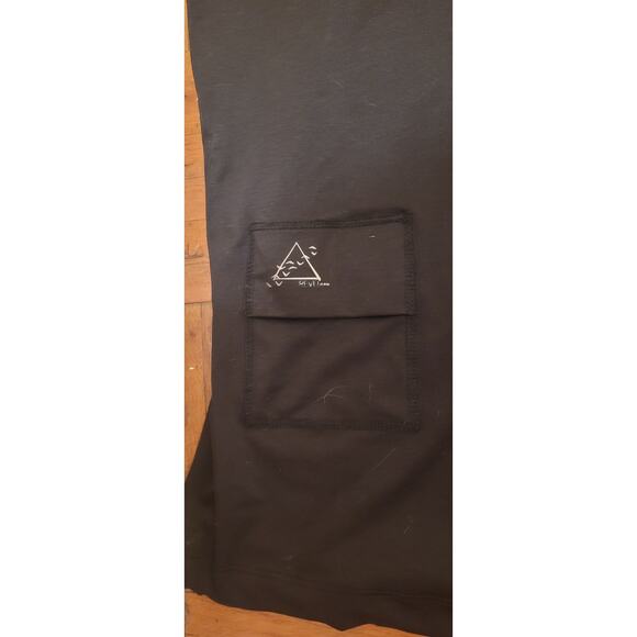 Lot of 2 Revel black tank tops Size LARGE w pockets for small items keys cards - Picture 7 of 9